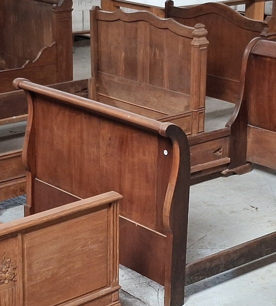 Old & Antique French Beds in Wood & Metal Old & Antique French Beds in Wood & Metal